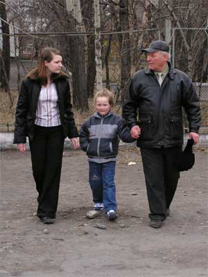 После беседы Иван Микитюк решил угостить внучку Юлечку и юного журналиста Надю Антуфьеву шоколадом. Как когда-то его американские лётчики.