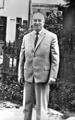 Профессор Шатин во дворе ГИТИСа. 1971 год.