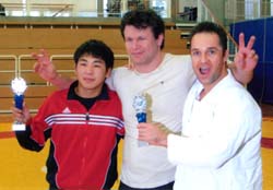Азиат Монгуш с Олегом Тактаровым (в центре), в честь которого назван чемпионат. Женева.