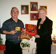 Джим и Берни Грота с подарками от российских «детей». На фоне фотографий своих четверых дочерей.