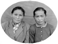 Ирисинмаа Норбуевна (справа) с сестрой Анай. 70-е годы.