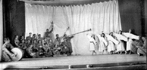 На сцене театра – балетная группа Шатина и оркестр Мироновича, 1944 год.