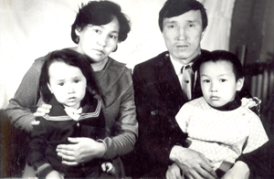 Эртине – пять лет (справа). С мамой Натальей Андреевной, отцом Алексеем Борисовичем и братом. 1985 год, село Хандагайты Овюрского района.