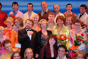 14 октября 2006 года состоялась российская премьера мюзикла «Мамма Мия!» В центре – почетные гости Бьорн Ульвеус и Анни-Фрид Лингстад – участники знаменитой группы АBBА, чьи песни легли в основу мюзикла. Второй справа в верхнем ряду – Эртине Конгар. 