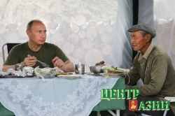 Хемчикским чабанам Маскыр-оолам - часы и нож Путина