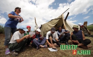 The people of the camp and Byurek-Taiga are looking at photos of their neighbors – Soyots of the Oka district in Republic Buryatia.